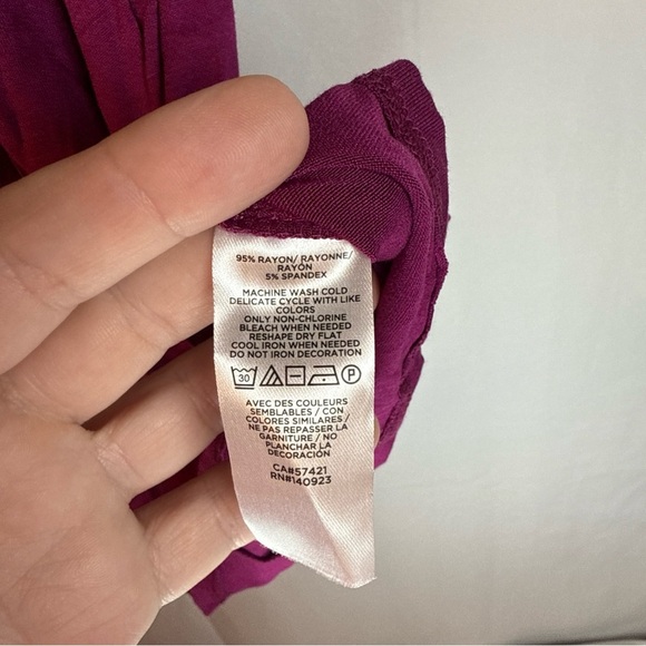 LOFT Magenta Sleeveless Blouse Size Medium NWT - Picture 6 of 6